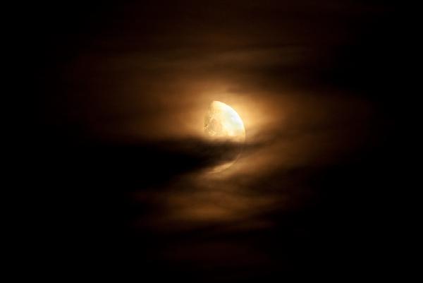 mond-hinter-wolken