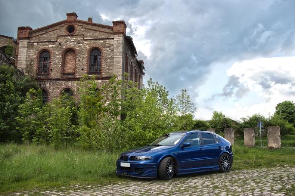 industrie-gebaeude-und-seat-leon