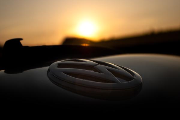 vw-zeichen-gegenlicht