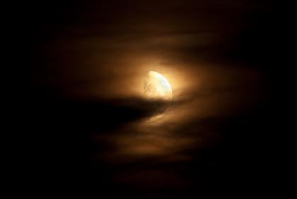 Mond hinter Wolken